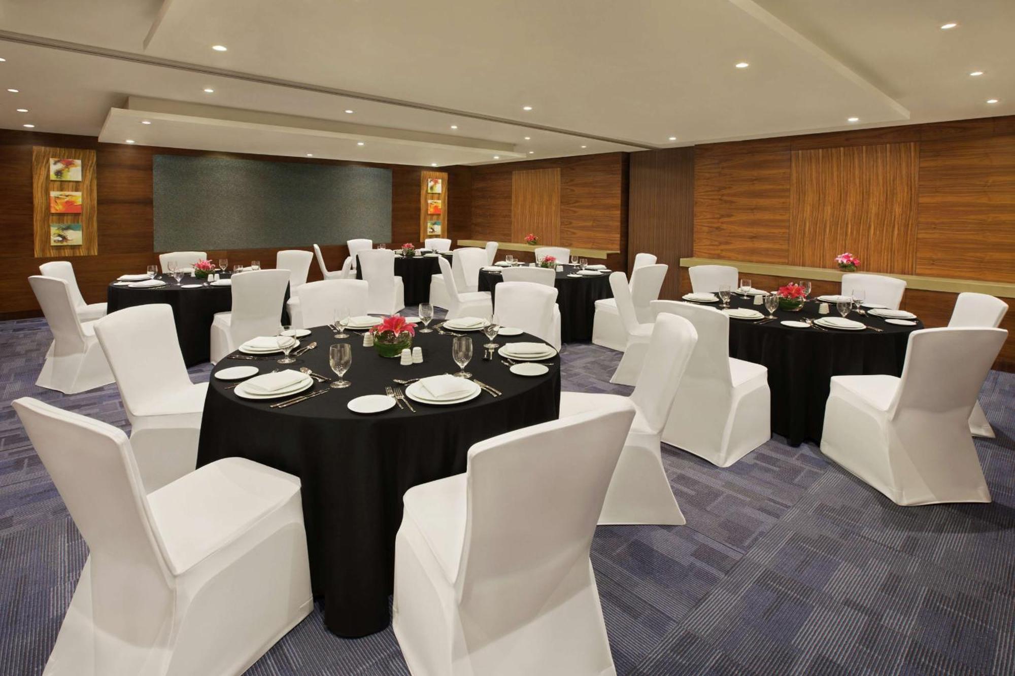 Doubletree By Hilton Hotel And Residences Dubai - Al Barsha Exterior photo